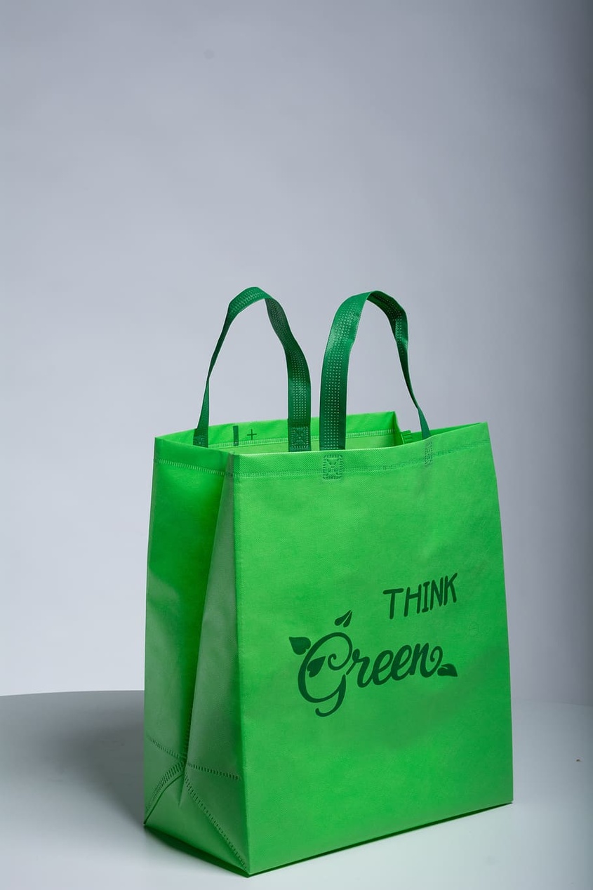 En ljusgrön återanvändbar tygpåse med texten 'THINK Green' och en lövlogotyp.
